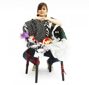 Qui suis-je ? Bérénice Alandi, souriante, sur une chaise d'un projet de design.