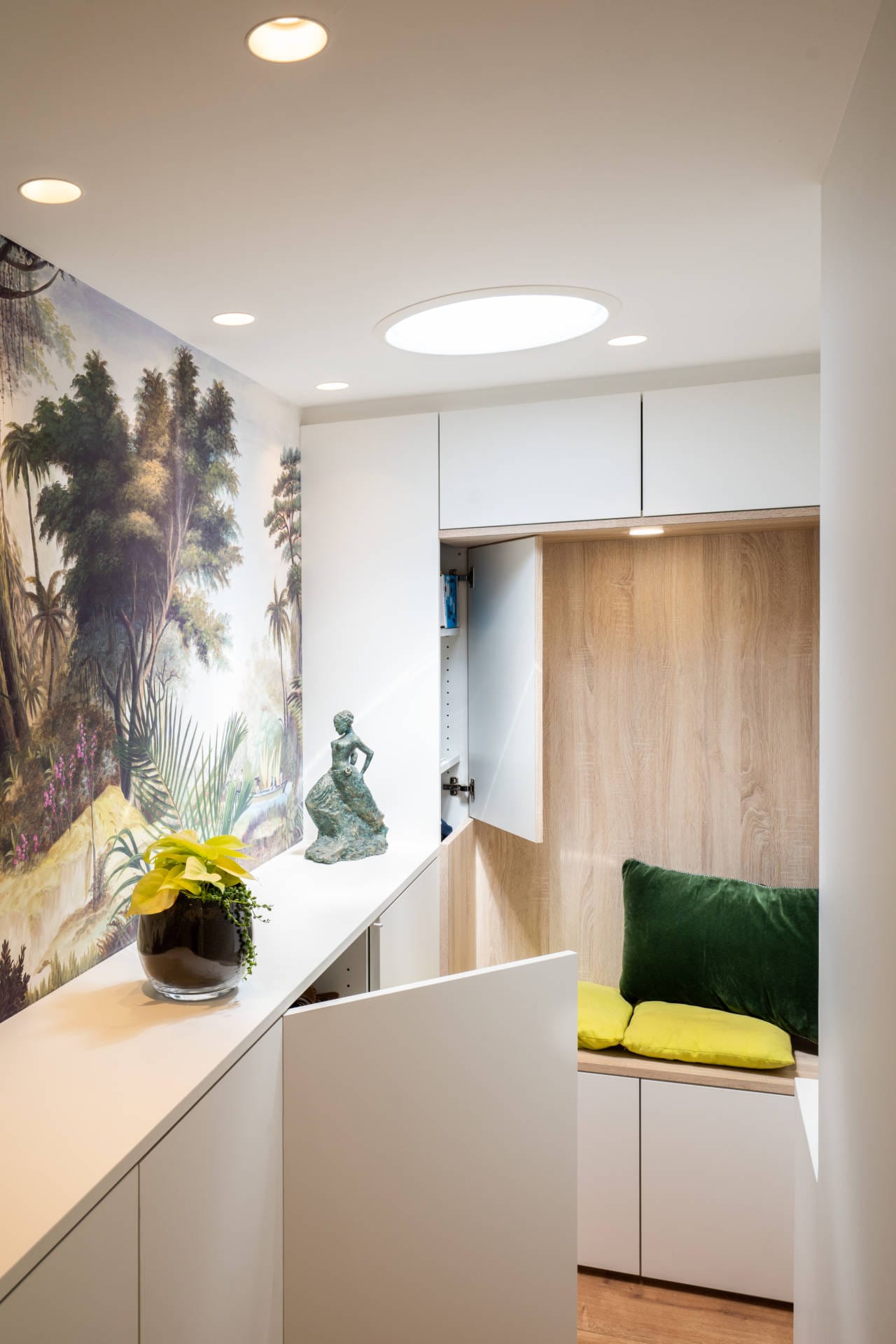 Agencement avec papier peint panoramique décor végétal, par l'Agence Bérénice Alandi, Architecte d'intérieur en Finistère Sud 29