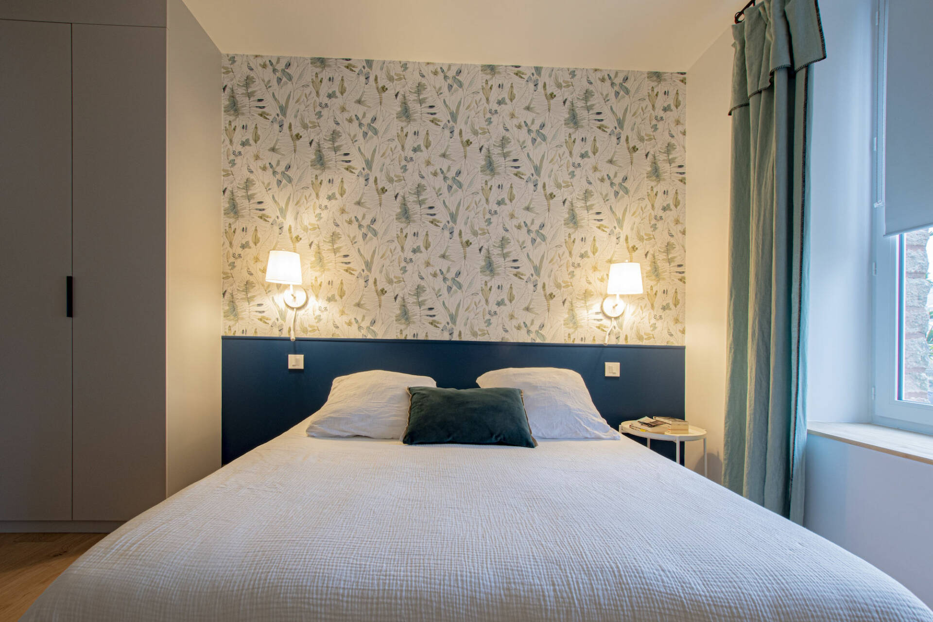 La chambre parentale à la tête de lit intégrée, par l'Agence Bérénice Alandi, Architecte d'intérieur en Finistère Sud 29