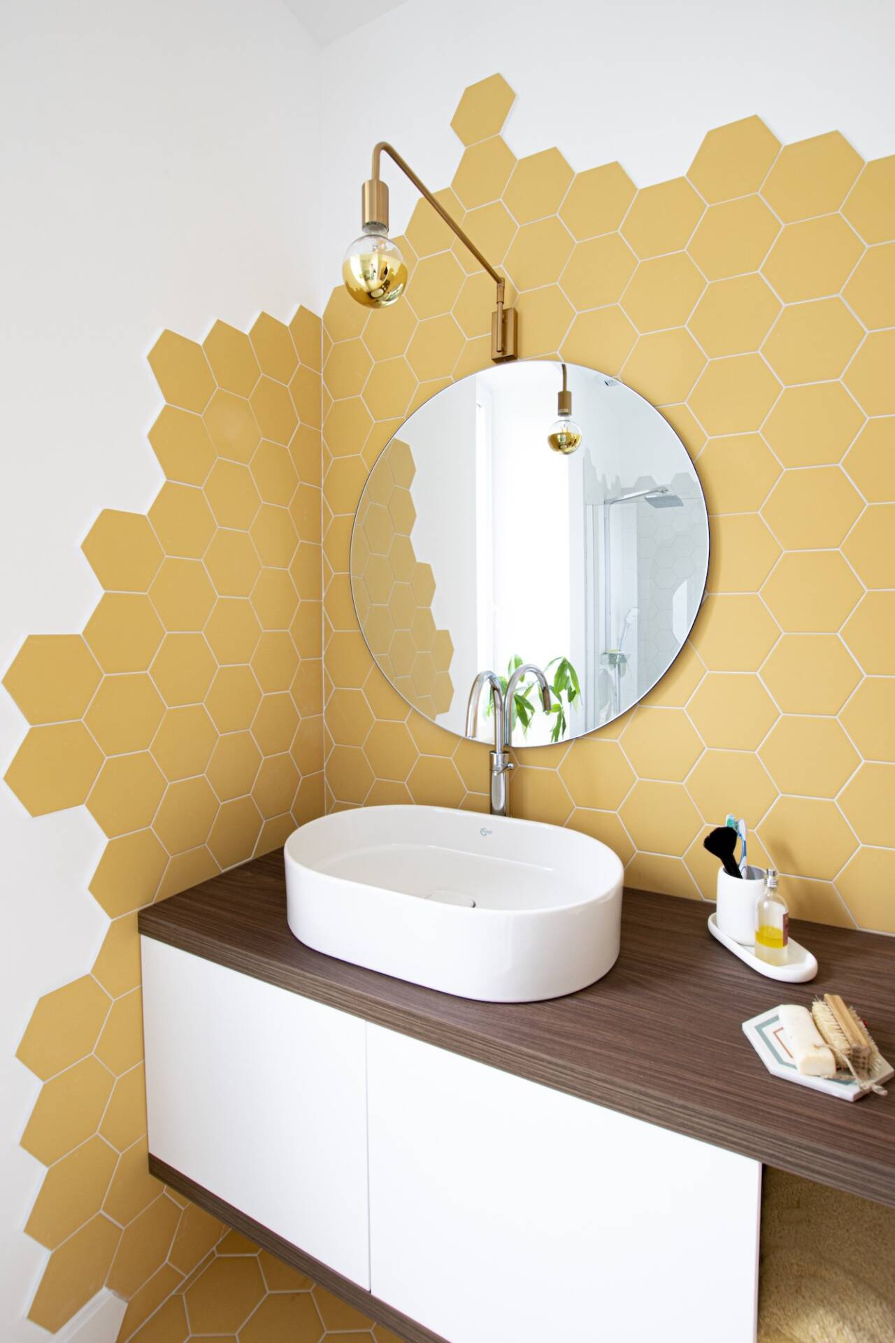 La salle de bain originale aux carreaux hexagonaux orangés, par l'Agence Bérénice Alandi, Architecte d'intérieur en Finistère Sud 29