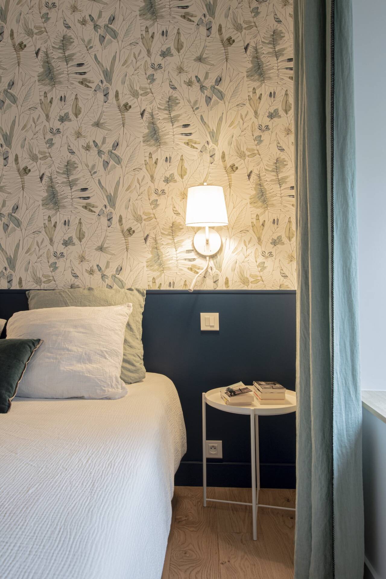 Tête de lit bleu et papier peint feuille, par l'Agence Bérénice Alandi, Architecte d'intérieur en Finistère Sud 29