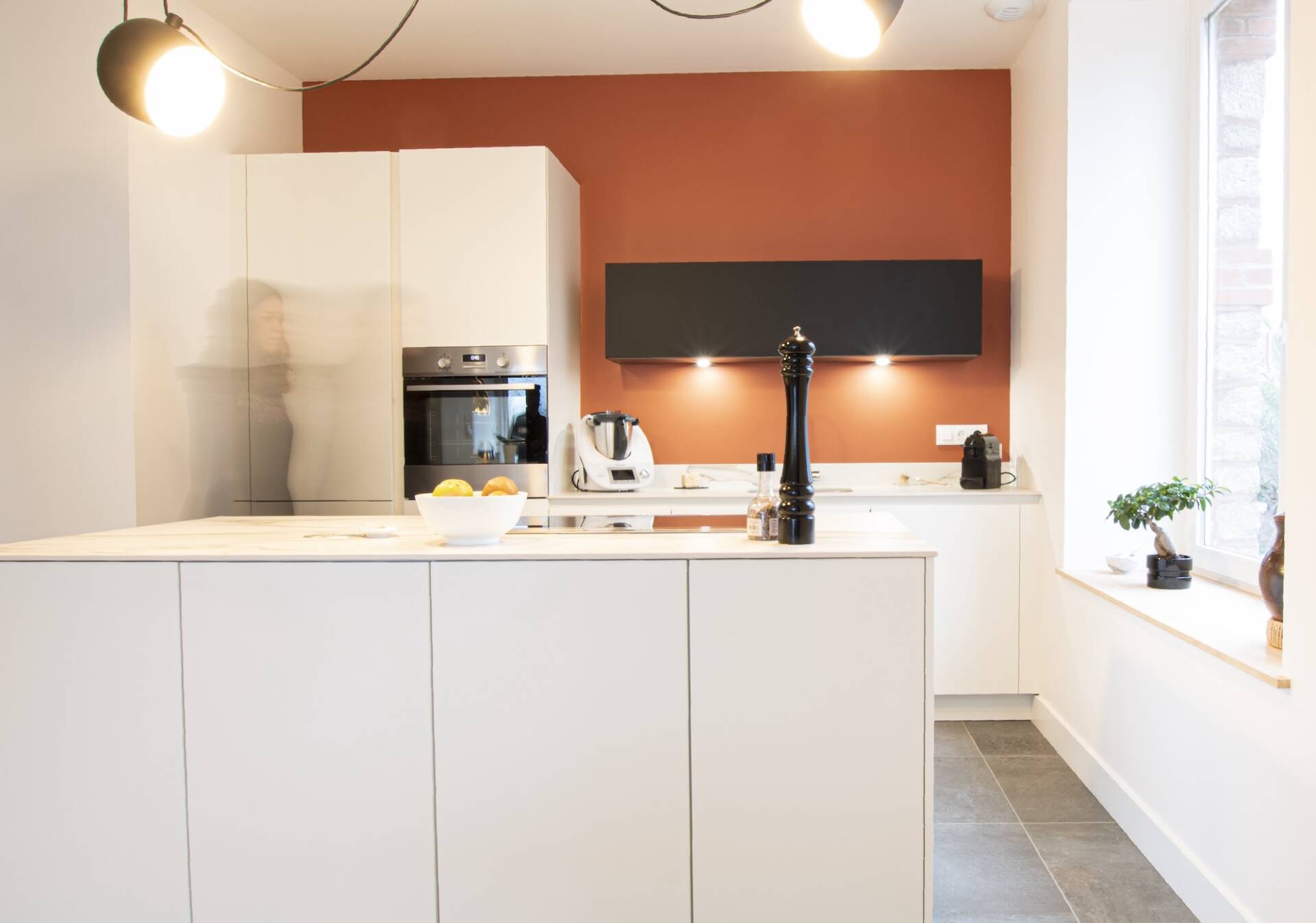Une nouvelle cuisine blanche, moderne et une crédence orange, par l'Agence Bérénice Alandi, Architecte d'intérieur en Finistère Sud 29