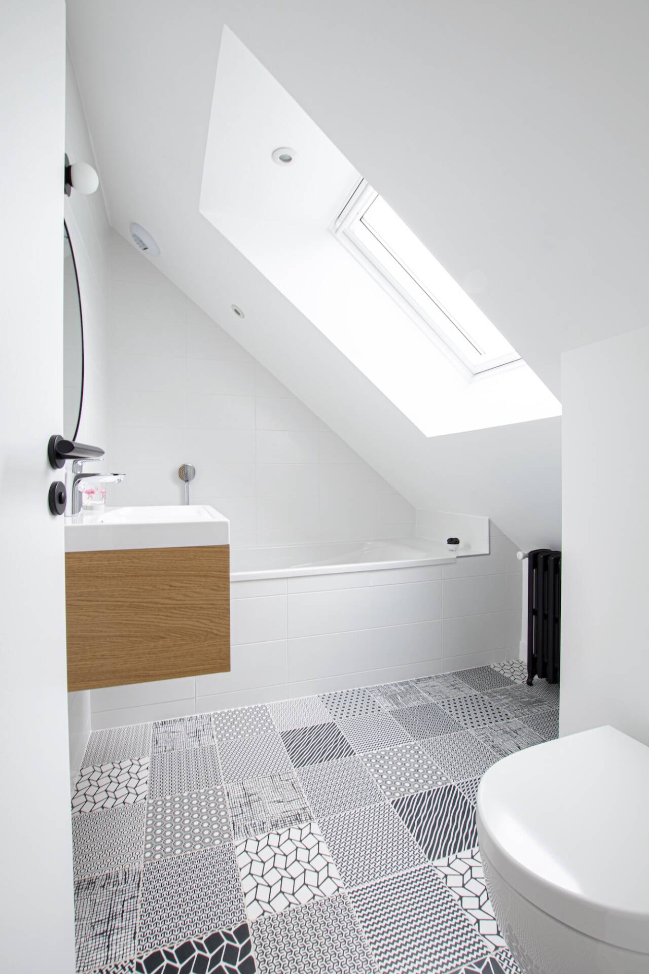 Une salle de bains graphique en noir et blanc, sous les toits, par l'Agence Bérénice Alandi, Architecte d'intérieur en Finistère Sud 29