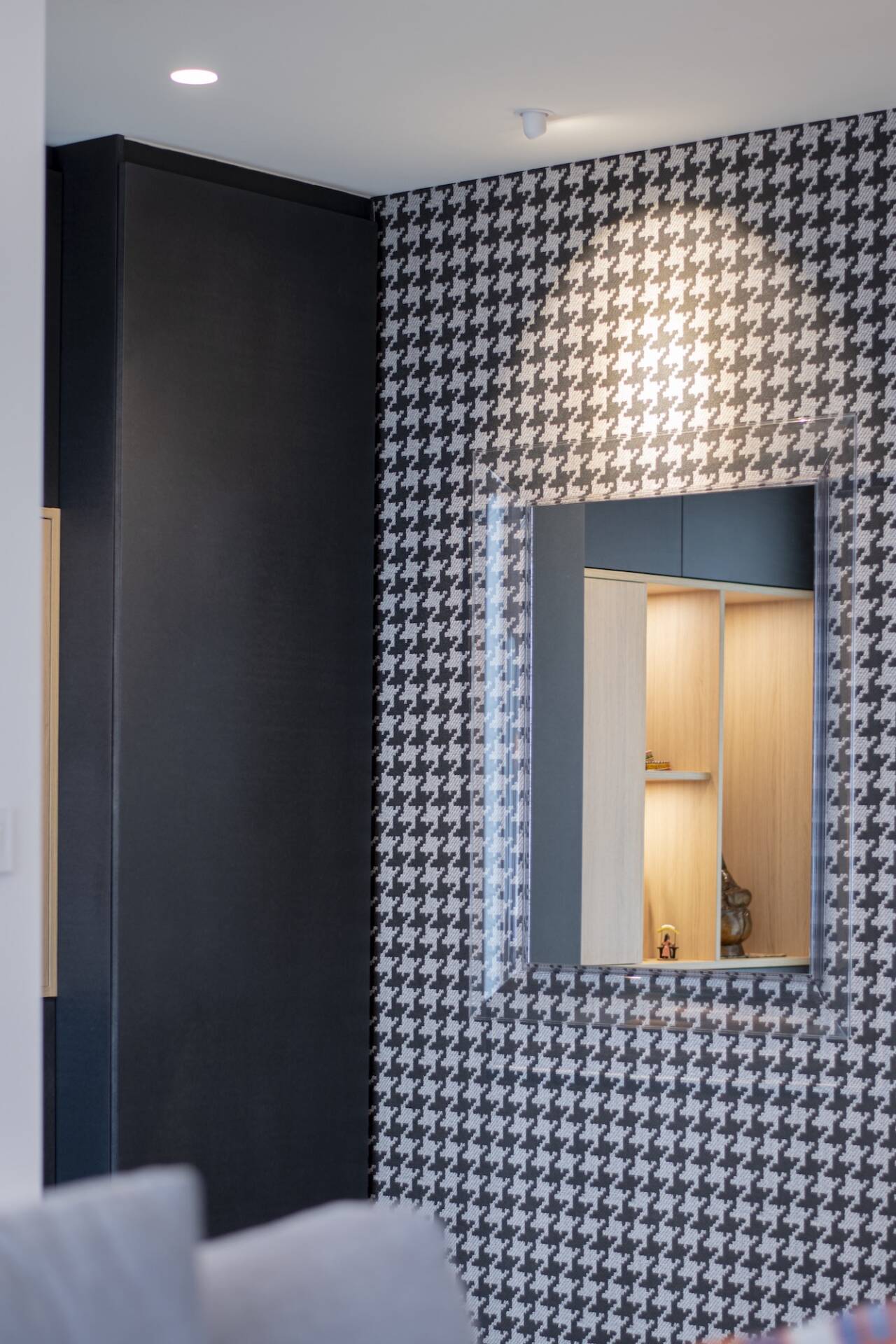 l'entrée vue du salon avec le miroir sur pied de poule, par l'Agence Bérénice Alandi, Architecte d'intérieur en Finistère Sud 29