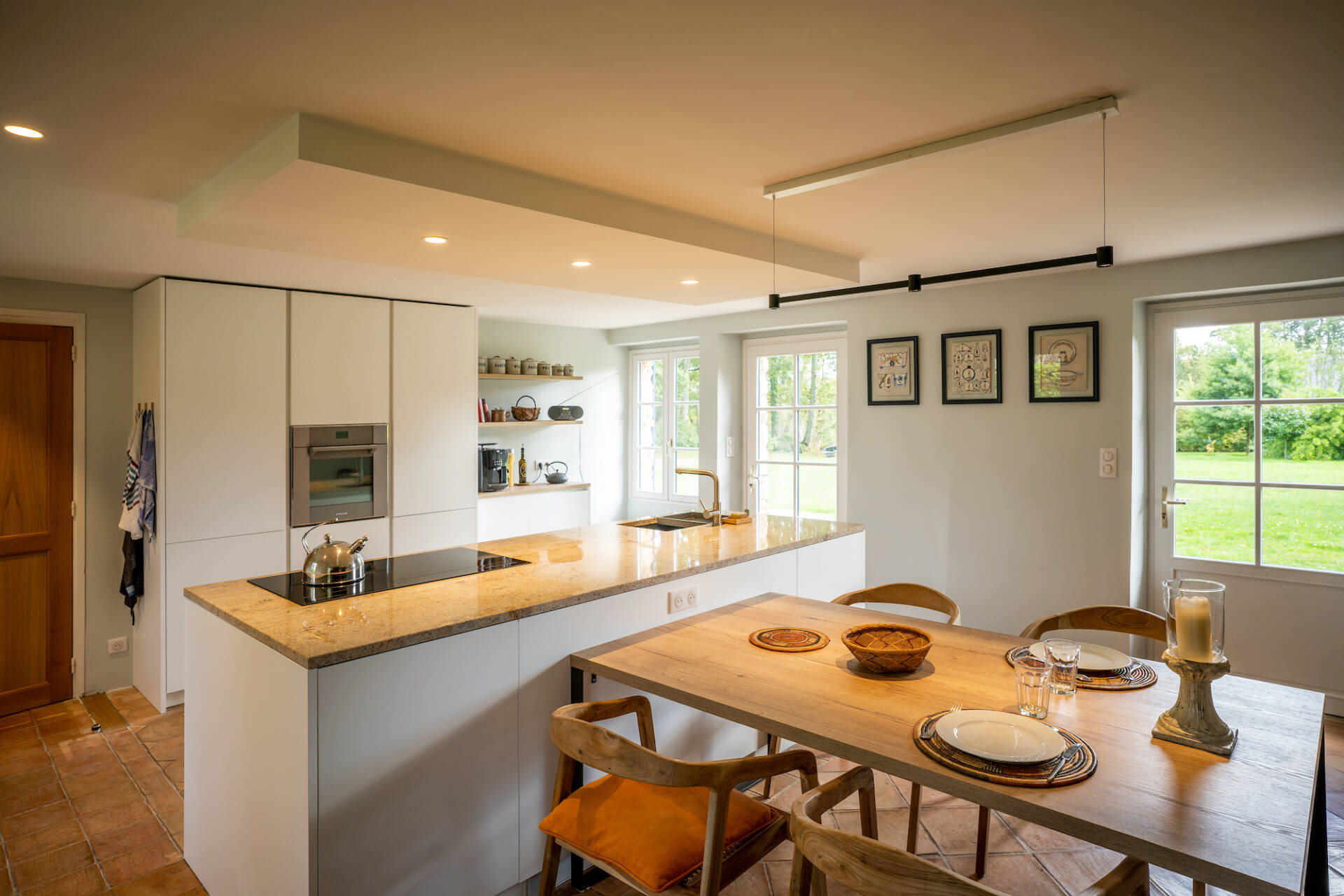 Plus de luminosité dans cet espace de vie avec une cuisine modernisée et simplifiée, par l'Agence Bérénice Alandi, Architecte d'intérieur en Finistère Sud 29