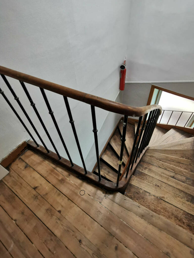 Vue plongeante de l'escalier du palier, le parquet a été poncé et vitrifié, par l'Agence Bérénice Alandi, Architecte d'intérieur en Finistère Sud 29