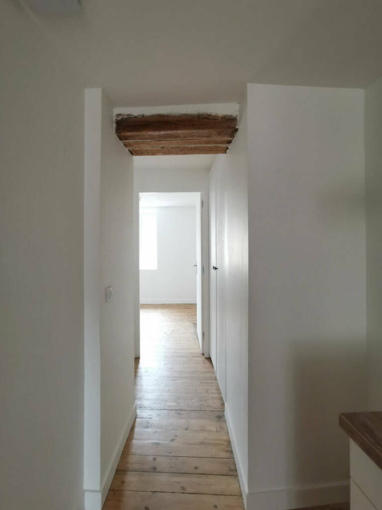 Le couloir entre cuisine et chambre, par l'Agence Bérénice Alandi, Architecte d'intérieur en Finistère Sud 29