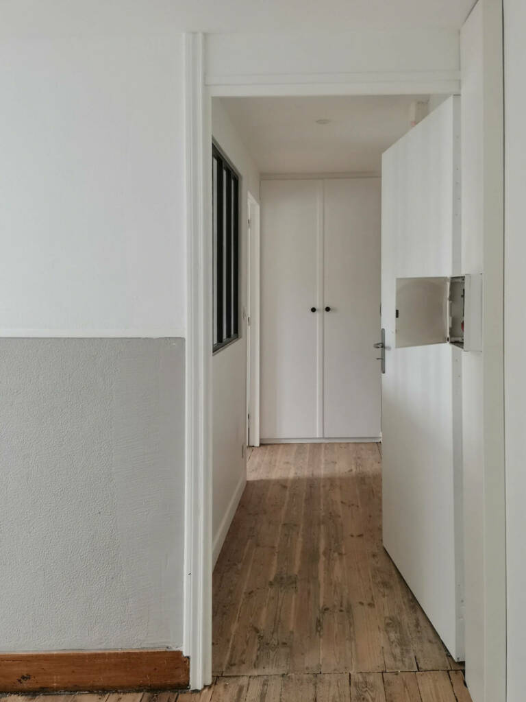 Le palier vers le couloir du premier appartement, par l'Agence Bérénice Alandi, Architecte d'intérieur en Finistère Sud 29