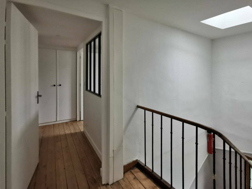 Le palier vers le second appartement coté droit, par l'Agence Bérénice Alandi, Architecte d'intérieur en Finistère Sud 29