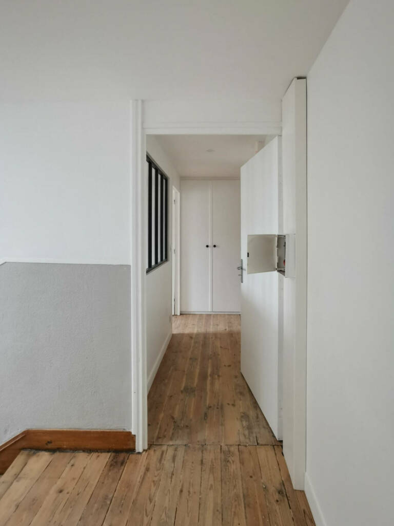 Zoom sur le couloir du premier appartement, par l'Agence Bérénice Alandi, Architecte d'intérieur en Finistère Sud 29