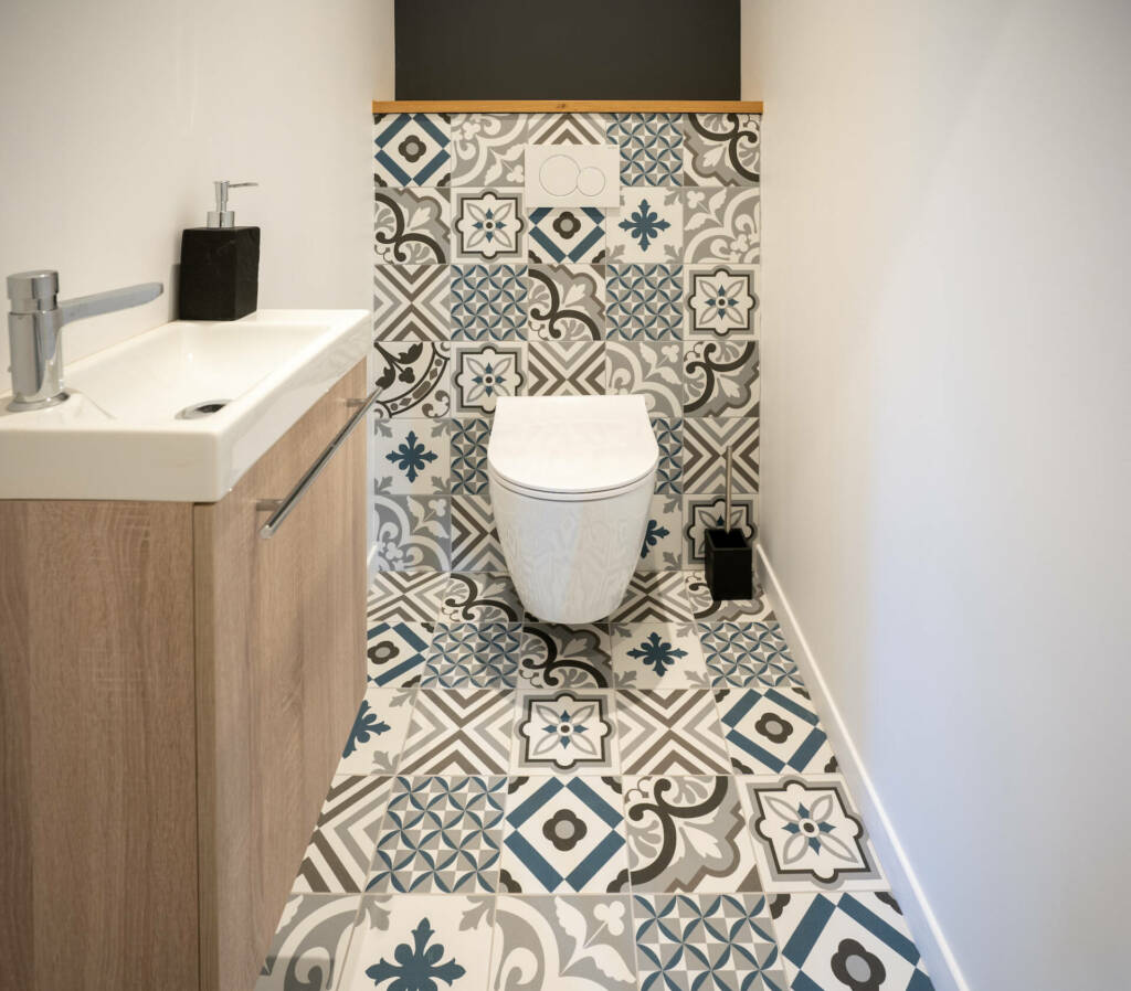 Des toilettes au carrelage façon carreaux de ciment, par l'Agence Bérénice Alandi, Architecte d'intérieur en Finistère Sud 29