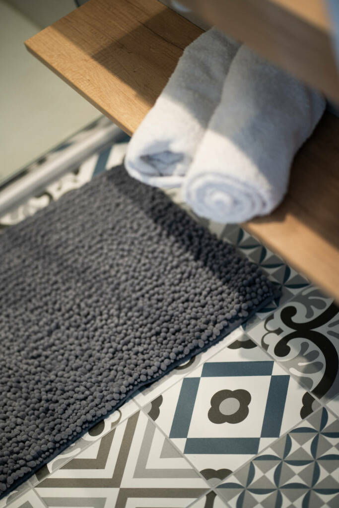 Détail de la tablette et du tapis de bain sur carreaux de ciment, par l'Agence Bérénice Alandi, Architecte d'intérieur en Finistère Sud 29