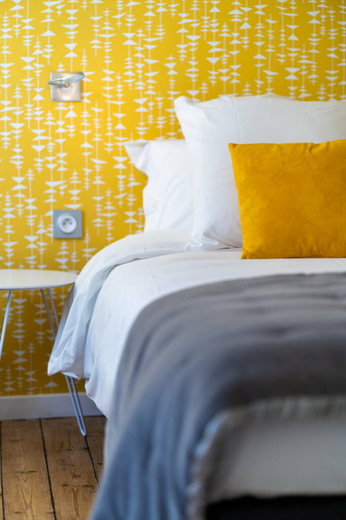 Détail de la tête de lit de la chambre jaune, par l'Agence Bérénice Alandi, Architecte d'intérieur en Finistère Sud 29