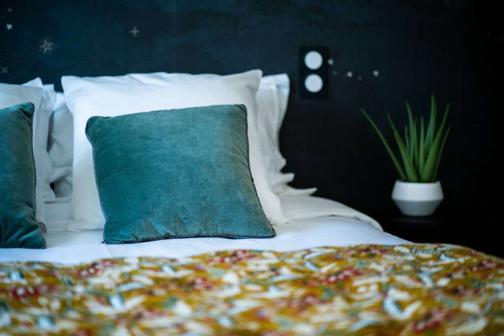Détail des coussins bleus du lit de la chambre constellation, par l'Agence Bérénice Alandi, Architecte d'intérieur en Finistère Sud 29