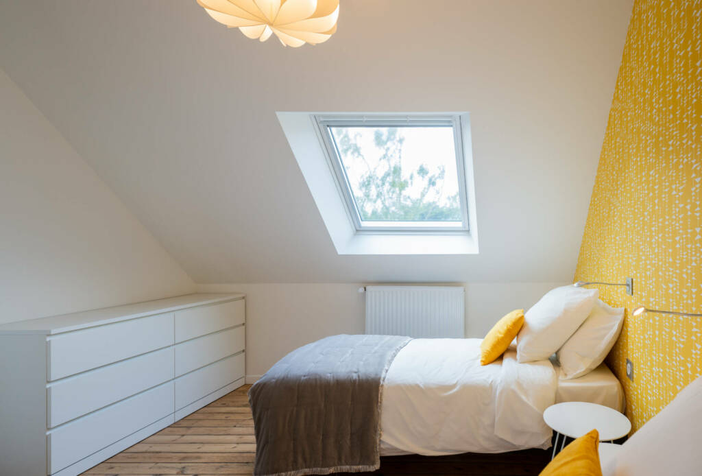 Détail du rampant dans la chambre jaune, par l'Agence Bérénice Alandi, Architecte d'intérieur en Finistère Sud 29