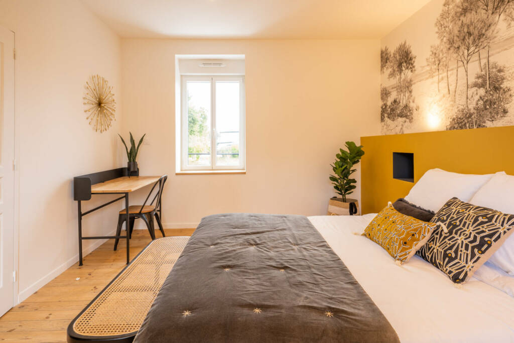 La chambre Jaune moutarde et son petit bureau bois et métal, par l'Agence Bérénice Alandi, Architecte d'intérieur en Finistère Sud 29