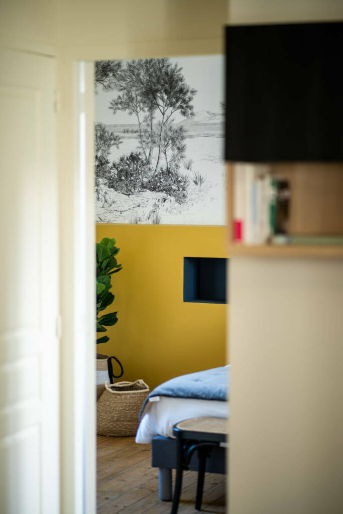 La chambre jaune avec panoramique thème forêt entrevue du couloir, par l'Agence Bérénice Alandi, Architecte d'intérieur en Finistère Sud 29