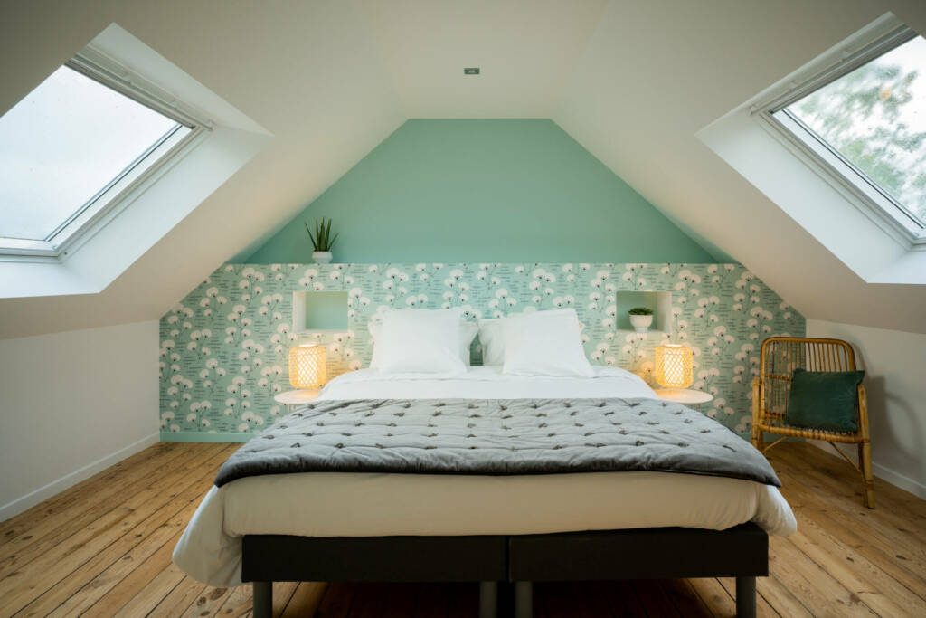 La chambre sur pignon en vert céladon et son papier Miss Print, par l'Agence Bérénice Alandi, Architecte d'intérieur en Finistère Sud 29