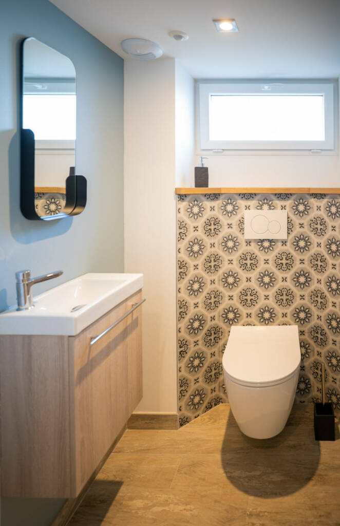 Une petite salle de bain avec WC intégré sur un mur de carrelage, par l'Agence Bérénice Alandi, Architecte d'intérieur en Finistère Sud 29