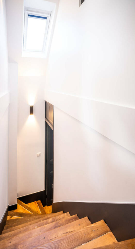 Beaucoup d'espace au plafond dans cette escalier, par l'Agence Bérénice Alandi, Architecte d'intérieur en Finistère Sud 29