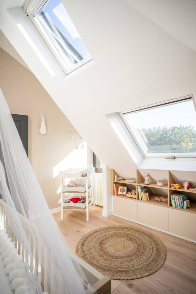Belle hauteur sous plafond pour cette chambre de bébé aux tons chauds, par l'Agence Bérénice Alandi, Architecte d'intérieur en Finistère Sud 29
