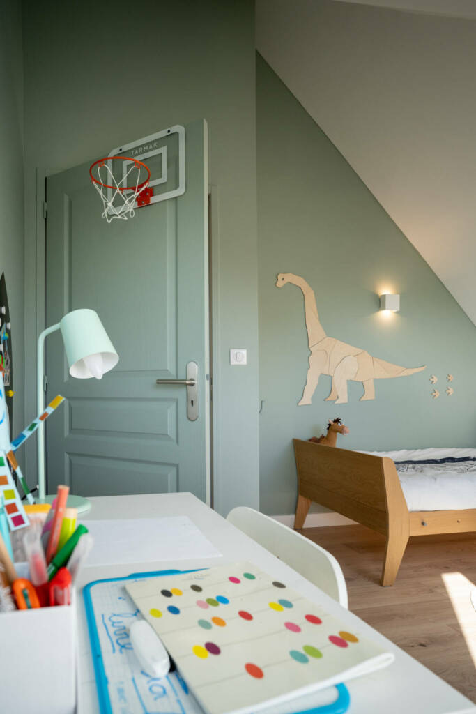 Détails du petit bureau de la chambre d'enfant aux murs vert sauge, par l'Agence Bérénice Alandi, Architecte d'intérieur en Finistère Sud 29