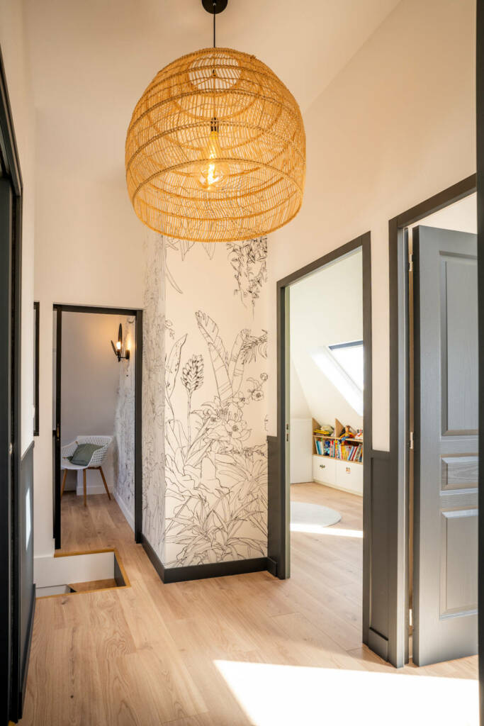 Distribution des pièces et grand couloir animée par un papier peint floral dans cette grande maison, par l'Agence Bérénice Alandi, Architecte d'intérieur en Finistère Sud 29
