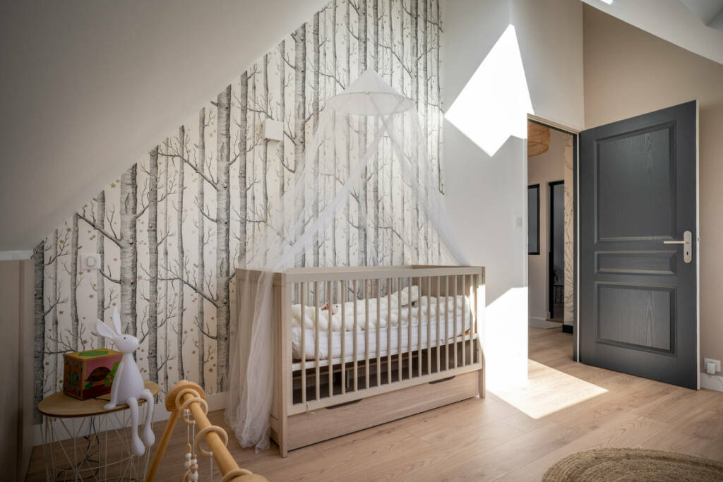 Le papier peint forêt de bouleaux anime cette chambre de bébé, par l'Agence Bérénice Alandi, Architecte d'intérieur en Finistère Sud 29