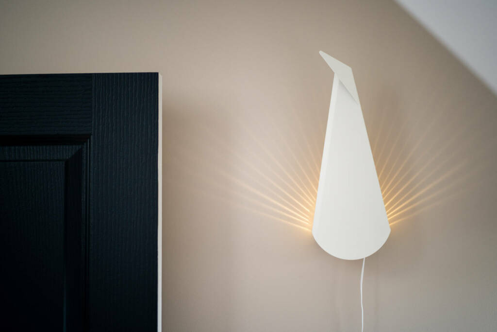 Une lampe façon pliage origami dans la chambre de bébé, par l'Agence Bérénice Alandi, Architecte d'intérieur en Finistère Sud 29