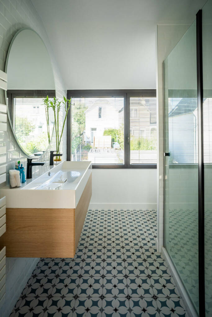 Une nouvelle salle de bain à l'étage pour les chambres, par l'Agence Bérénice Alandi, Architecte d'intérieur en Finistère Sud 29