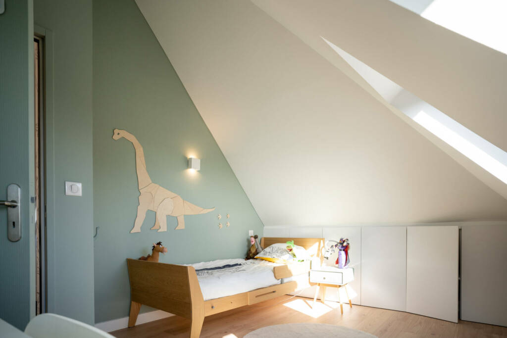 Vue sur le lit de la chambre d'enfant, par l'Agence Bérénice Alandi, Architecte d'intérieur en Finistère Sud 29