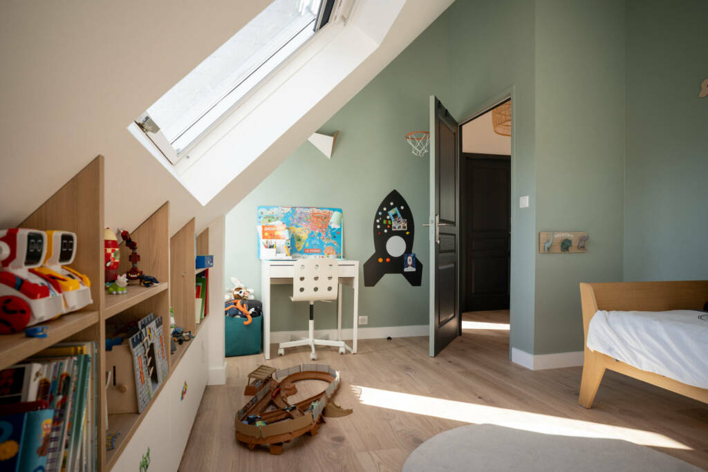 beaucoup de place et de rangement pour cette chambre d'enfant sous les rampants, par l'Agence Bérénice Alandi, Architecte d'intérieur en Finistère Sud 29