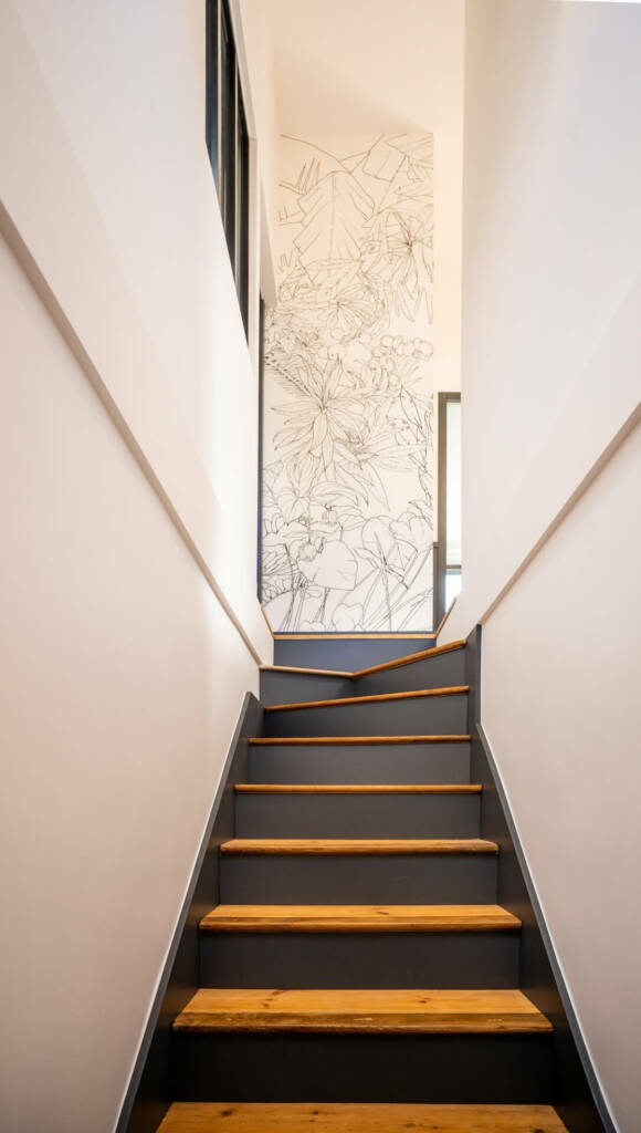 la montée de l'escalier aux contremarches noir et bois brut pour les marches, par l'Agence Bérénice Alandi, Architecte d'intérieur en Finistère Sud 29
