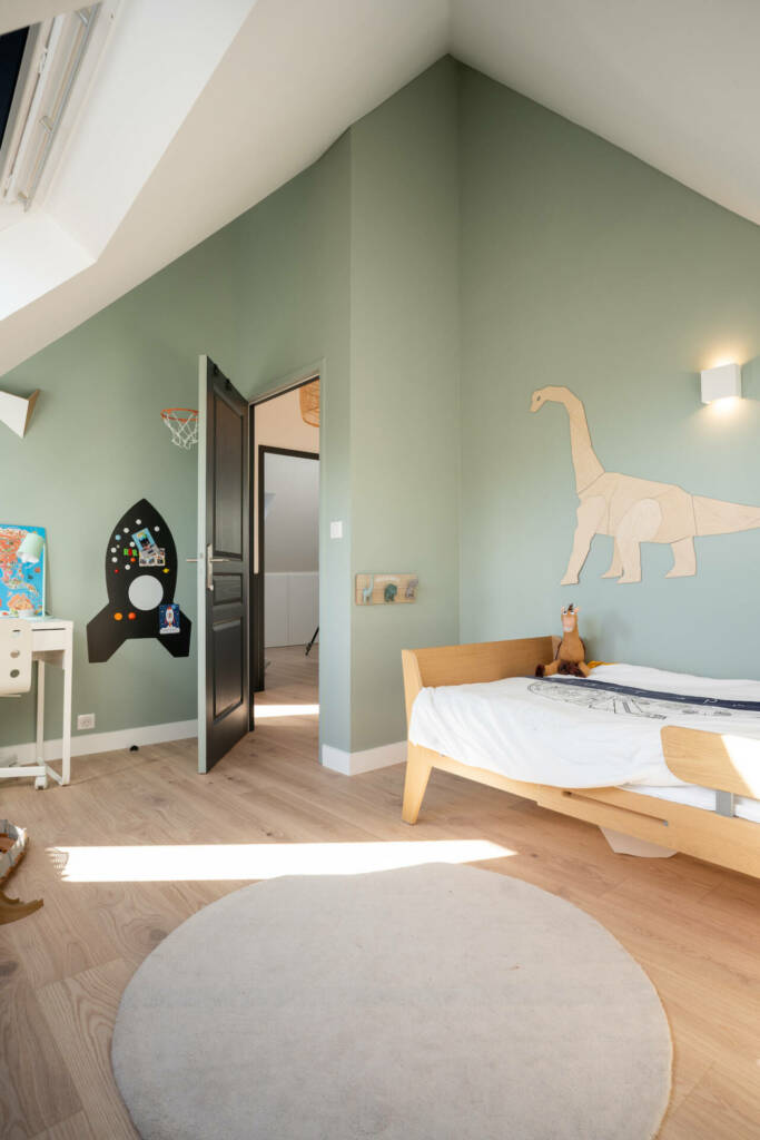 une peinture vert sauge est un mobilier au bois clair dans cette chambre d'enfant, par l'Agence Bérénice Alandi, Architecte d'intérieur en Finistère Sud 29