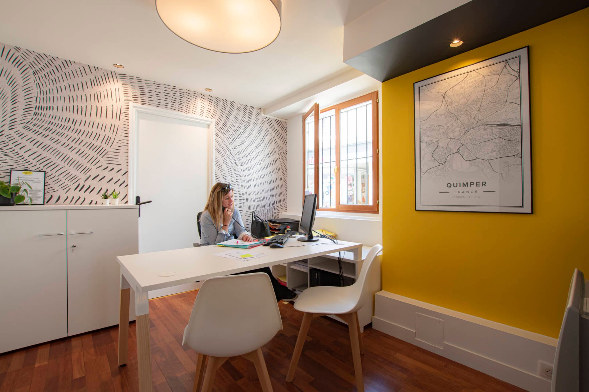 Vue du bureau fermé de l'agence immobilière par l'Agence Bérénice Alandi, Architecte d'intérieur en Finistère Sud 29