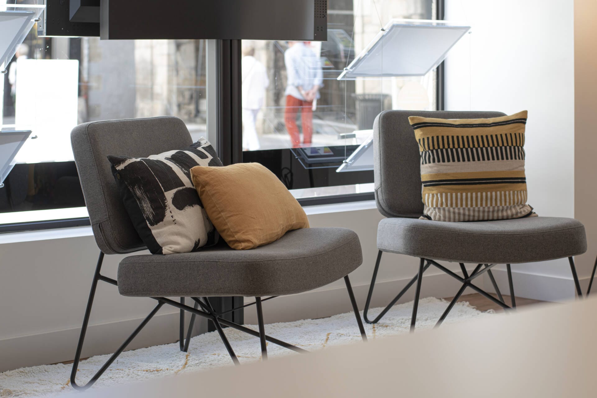 Vue vers le coin banquette attente de l'agence immobilière, par l'Agence Bérénice Alandi, Architecte d'intérieur en Finistère Sud 29