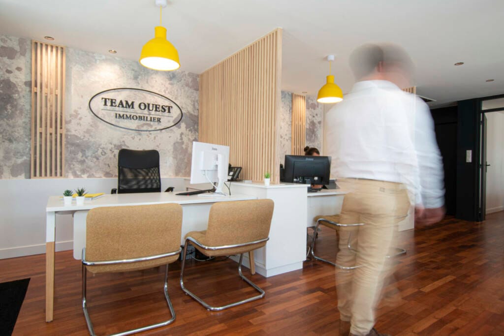 Vue des bureaux agencés de l'agence immobilière, par l'Agence Bérénice Alandi, Architecte d'intérieur en Finistère Sud 29