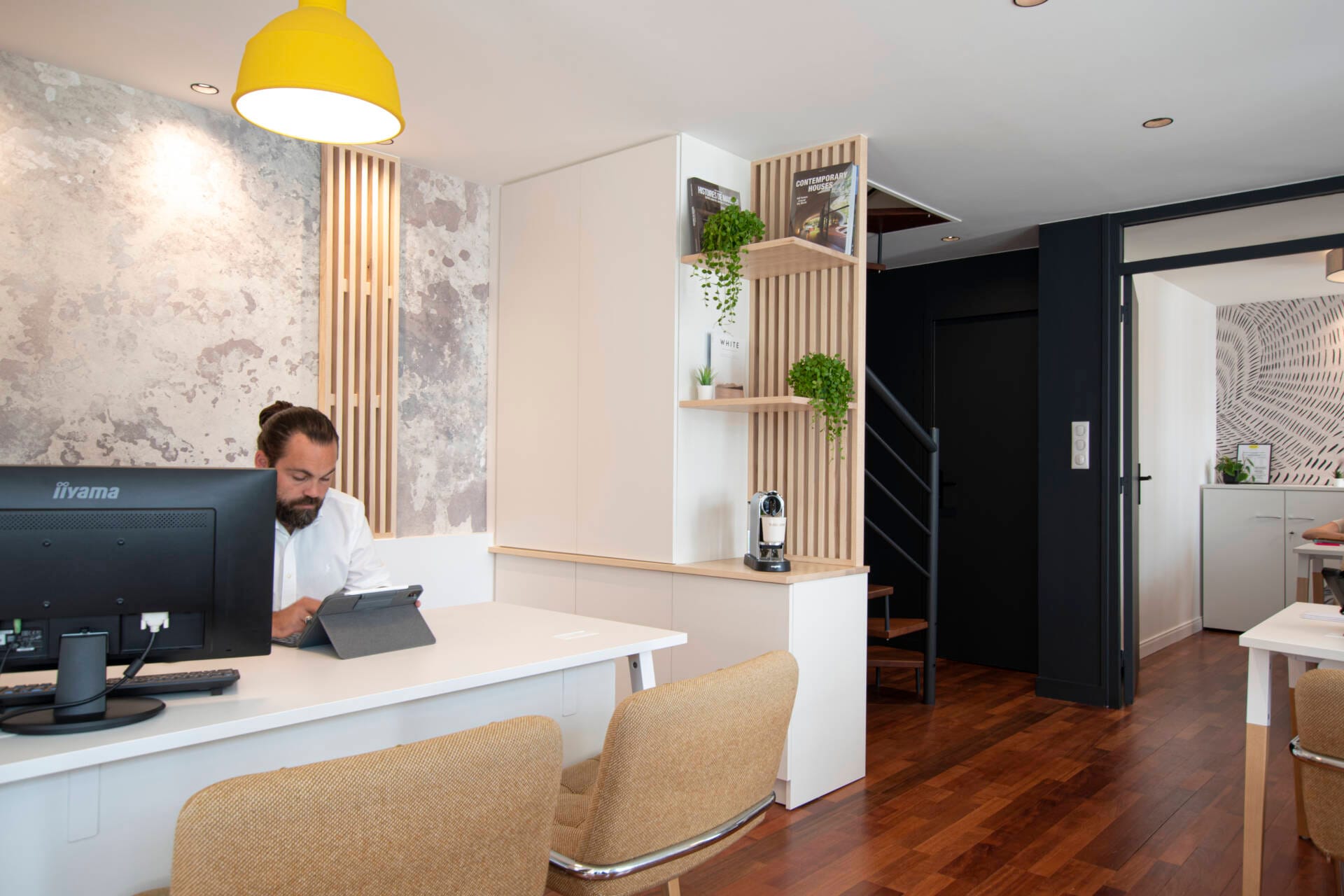 Vue des bureaux agencés de l'agence immobilière, par l'Agence Bérénice Alandi, Architecte d'intérieur en Finistère Sud 29