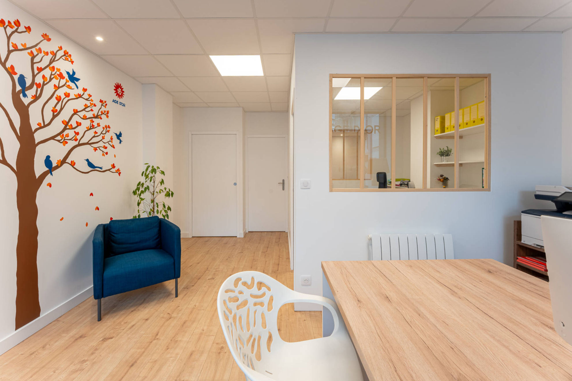 Vue de l'accueil avec perpective sur les verrières traversantes entre les pièces, par l'Agence Bérénice Alandi, Architecte d'intérieur en Finistère Sud 29