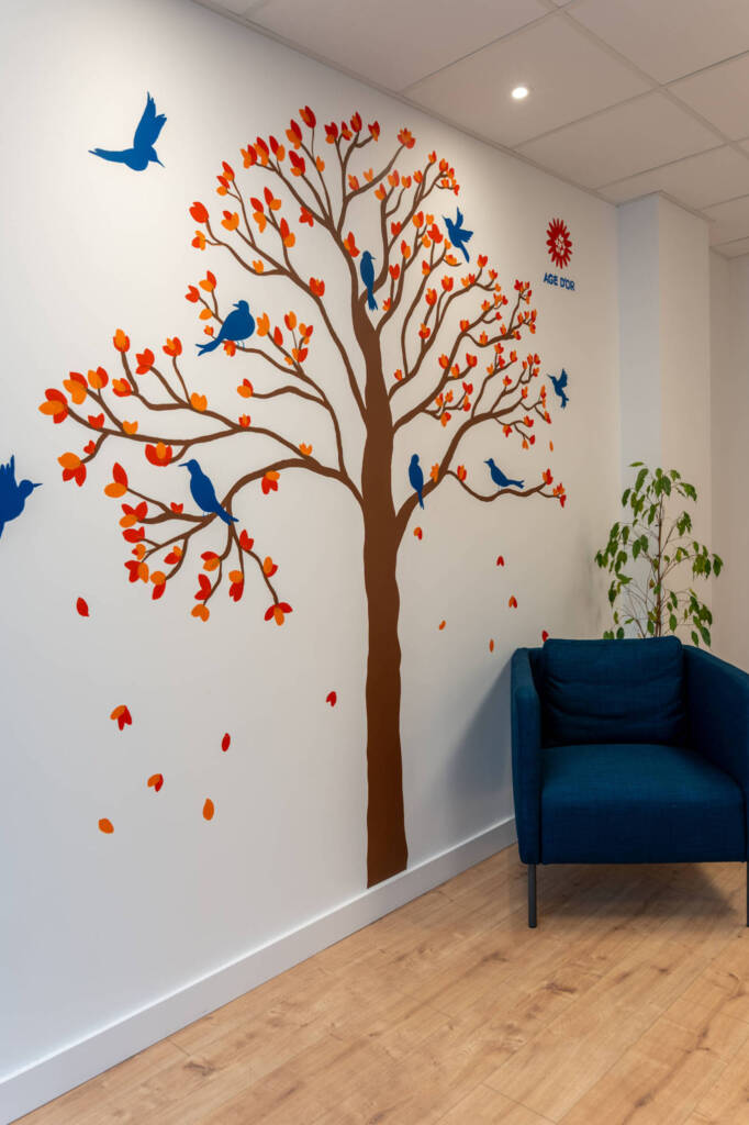 Détail de la fresque ambiance arbre fleuri avec oiseaux, par l'Agence Bérénice Alandi, Architecte d'intérieur en Finistère Sud 29