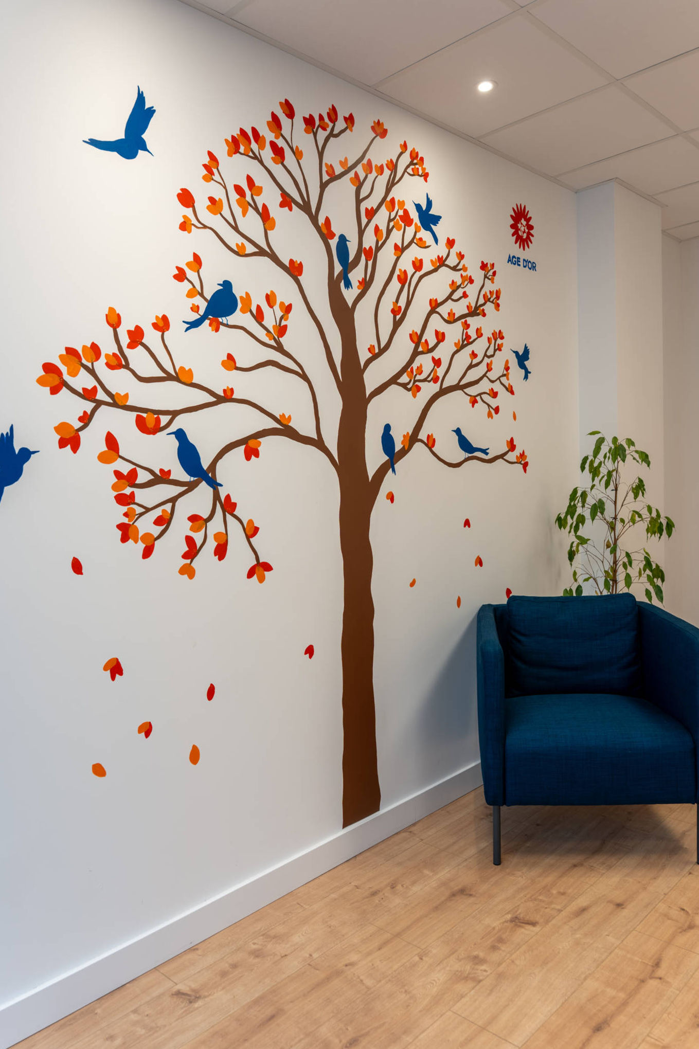 Détail de la fresque ambiance arbre fleuri avec oiseaux, par l'Agence Bérénice Alandi, Architecte d'intérieur en Finistère Sud 29