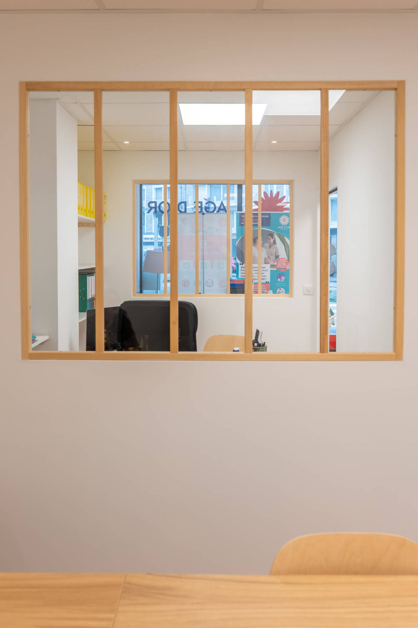 Les deux verrières aux cadres bois clair, traversantes pour une lumière naturelle dans les pièces, par l'Agence Bérénice Alandi, Architecte d'intérieur en Finistère Sud 29