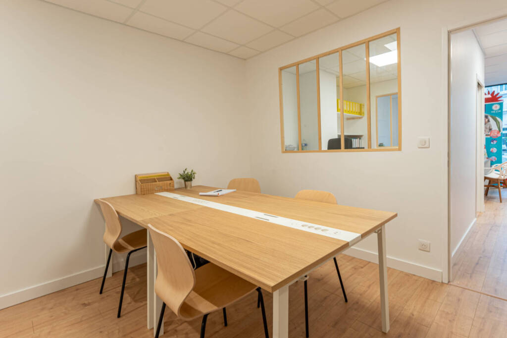 La salle de réunion avec sa verrière bois clair, par l'Agence Bérénice Alandi, Architecte d'intérieur en Finistère Sud 29